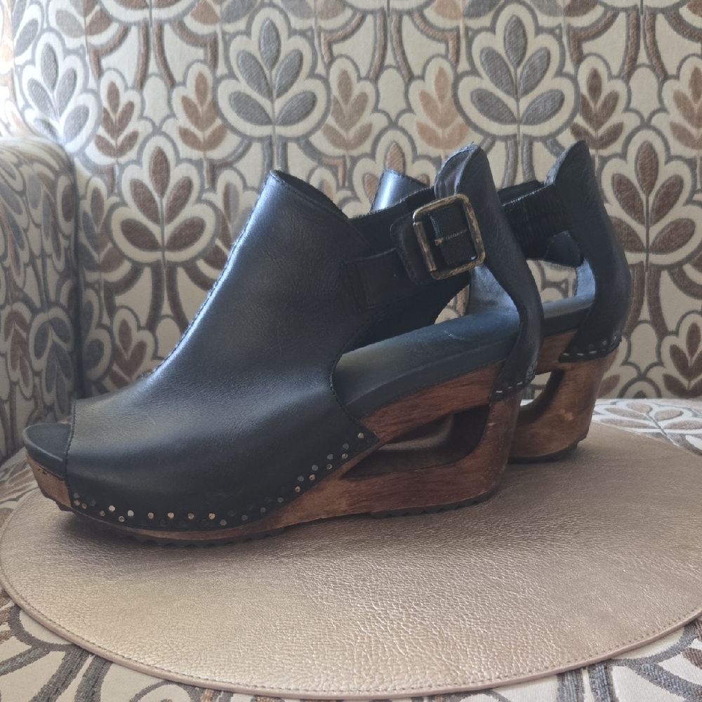Dansko Black Leather Women's Clog Sandals.